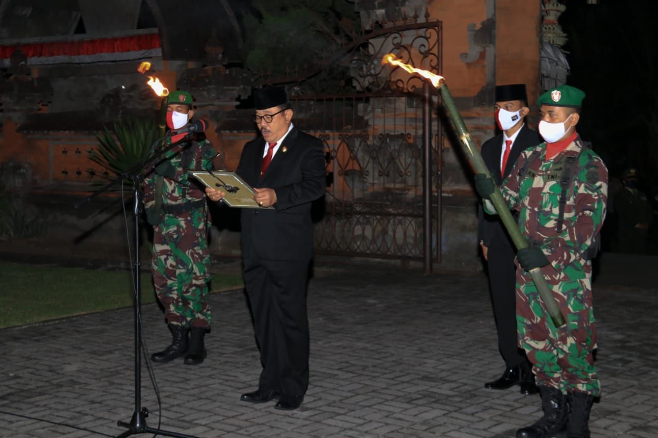 podiumnews.com-Cok Ace Pimpin Renungan Suci Peringatan HUT Proklamasi di TMP Pancaka Tirta